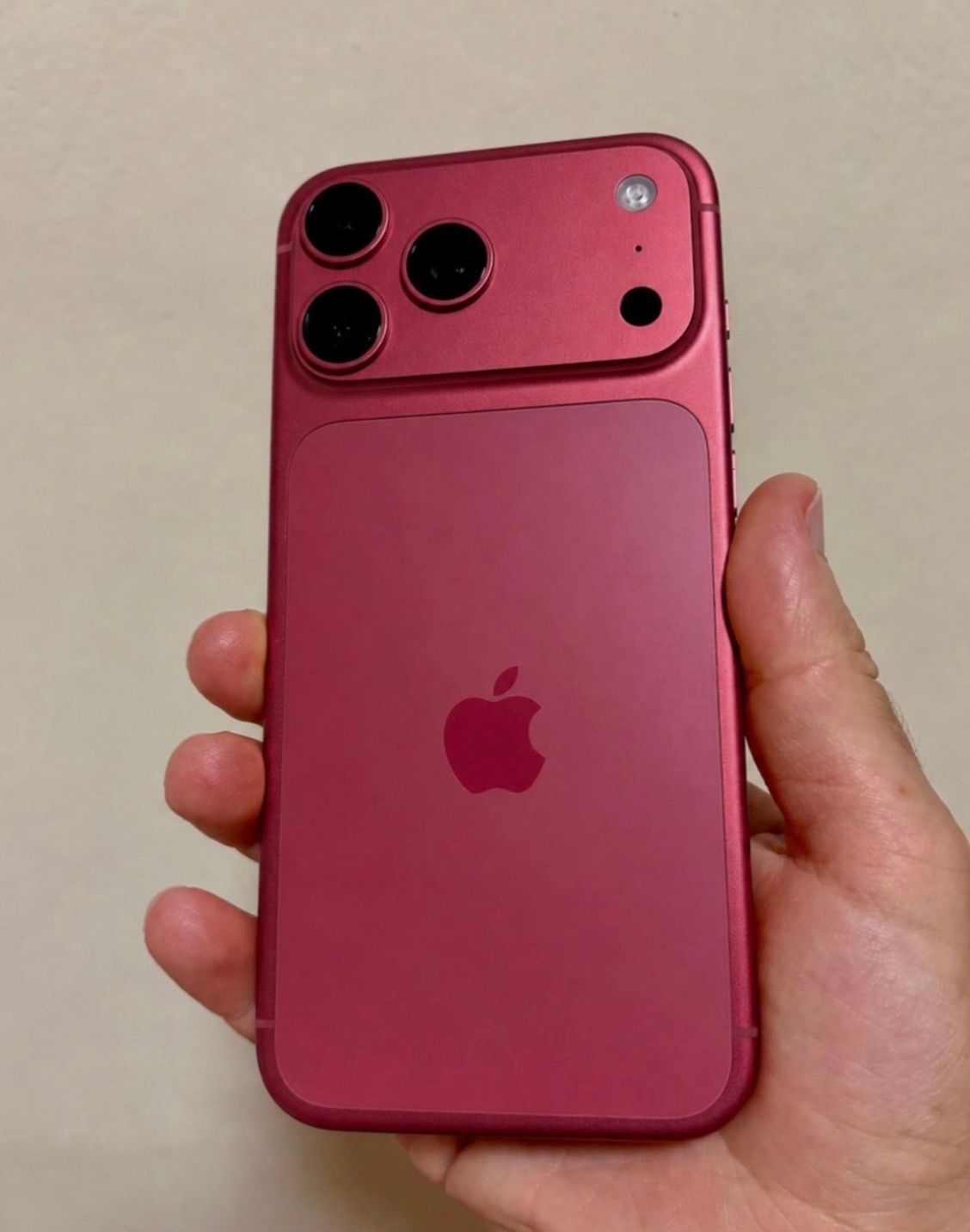 经销商说iPhone涨价猛销量必腰折 销量腰不腰斩我不知道，但是如果基础款要涨到
