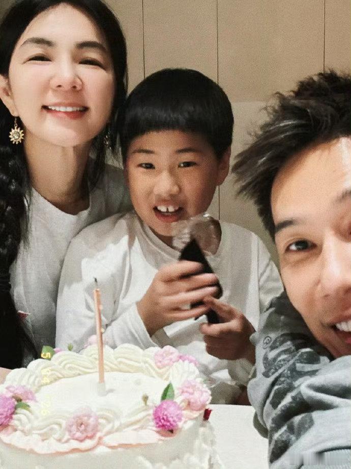 陈嘉桦庆祝结婚14周年ella庆祝结婚14周年lElla晒出一家三口同框合影，纪