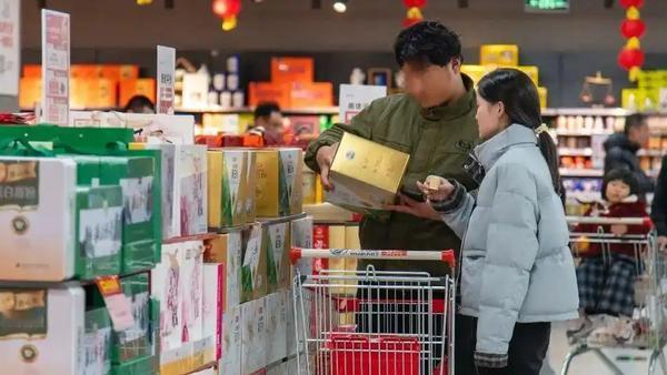 这种转变标志着年货从“家庭集体消费”向“个人情绪资产”的代际跃迁。过去年货是维系