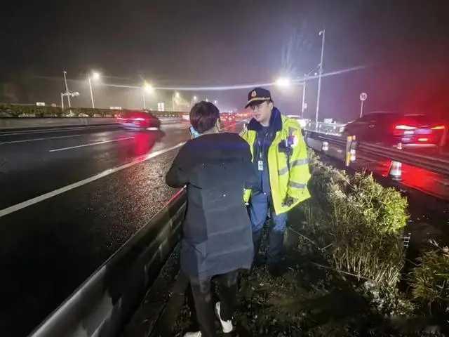 丈母娘上厕所被女婿忘在高速上  这届女儿女婿不靠谱啊[哈哈][哈哈][哈哈]女婿