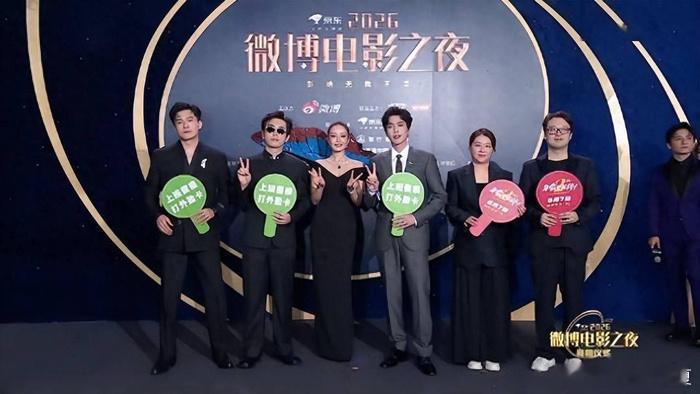 2026微博电影之夜 十周年盛典圆满落幕。百余位电影人相聚一堂，以初心赴光影，用