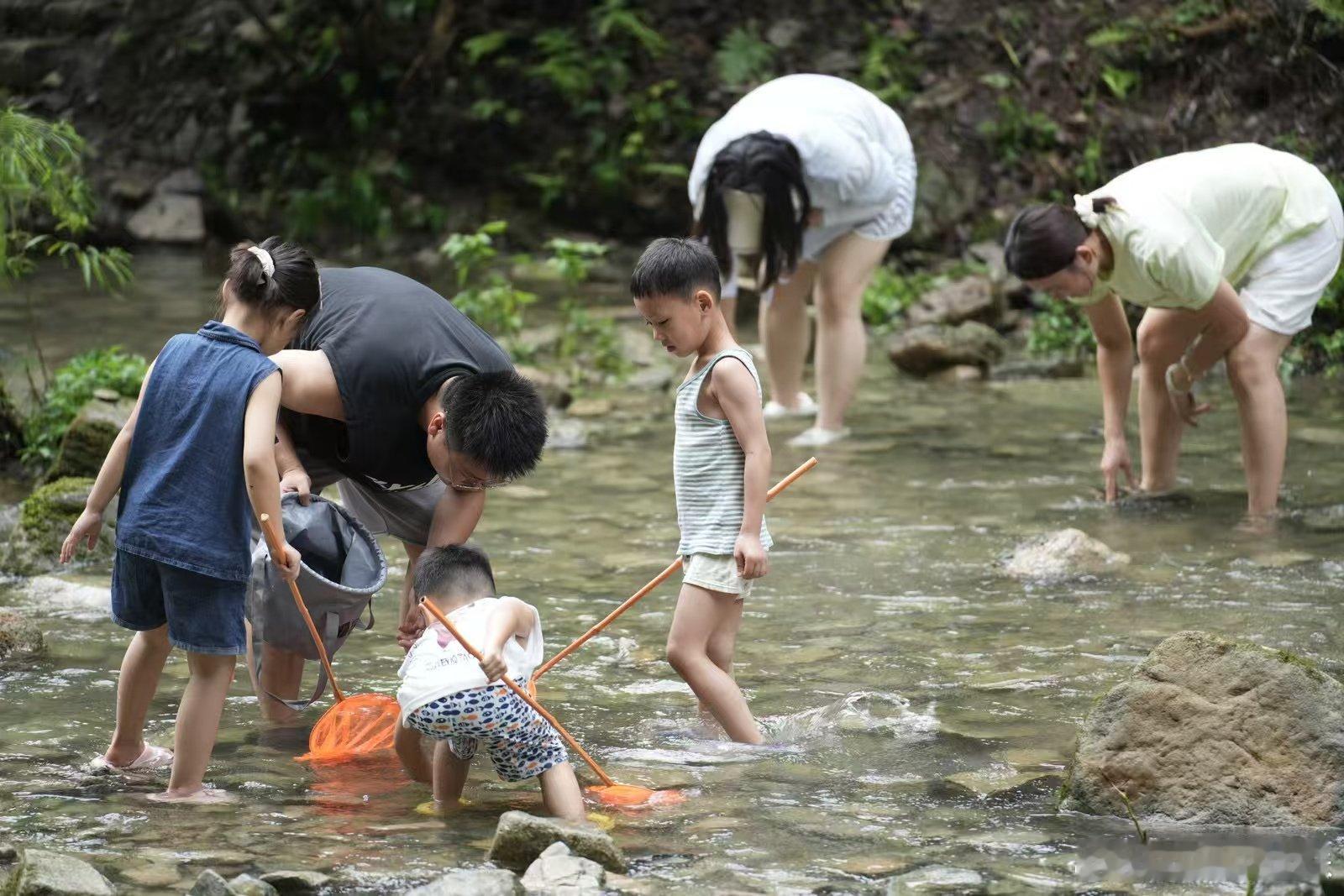 矮寨的夏天能有多快乐暑气蒸腾时，德夯大峡谷早已绿荫如盖，成为绝佳避暑天堂！