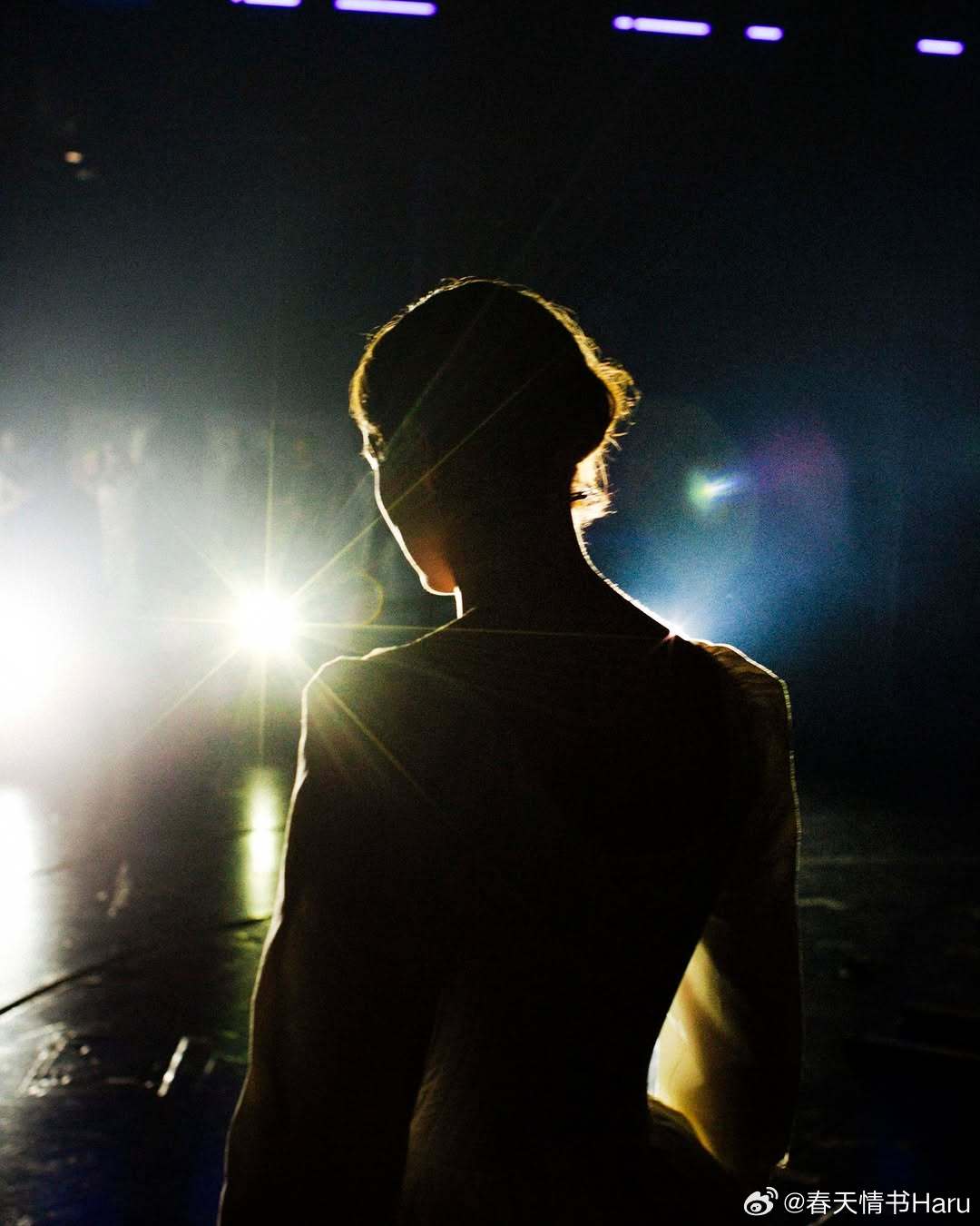 雷娜特·赖因斯夫在奥斯陆国家大剧院拍摄《情感价值》的两张幕后照 