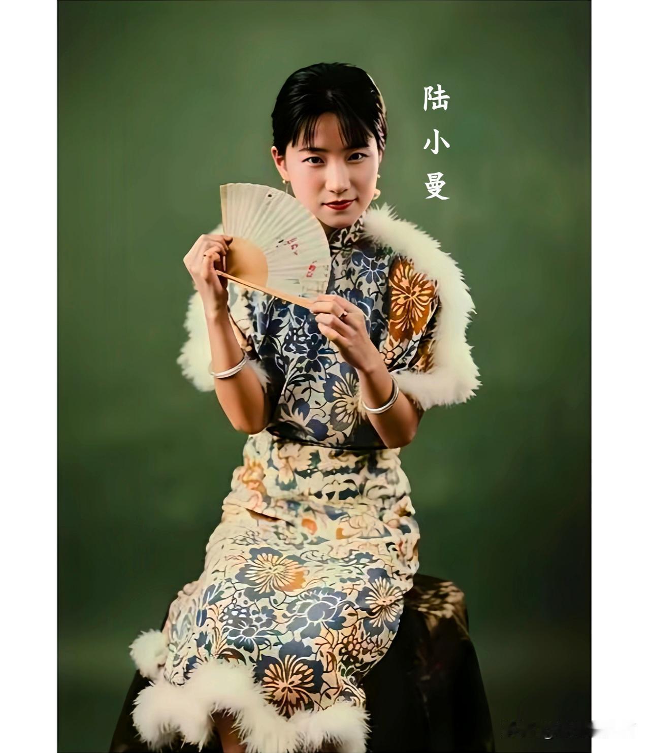 1927年，在上海云裳公司身着新装的陆小曼。这绝非演戏，也绝非影视剧中的饰演者，