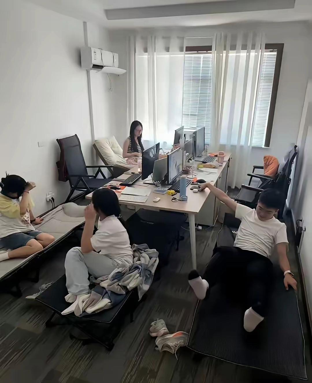 男女同一个办公桌午休，不尴尬吗？ 