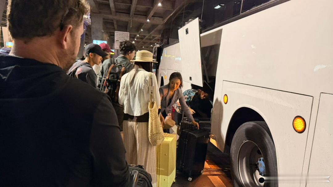 被强制“遣返”回酒店休息估计是：“再给你玩多一天的机会”记录被美联航强制旅游的一