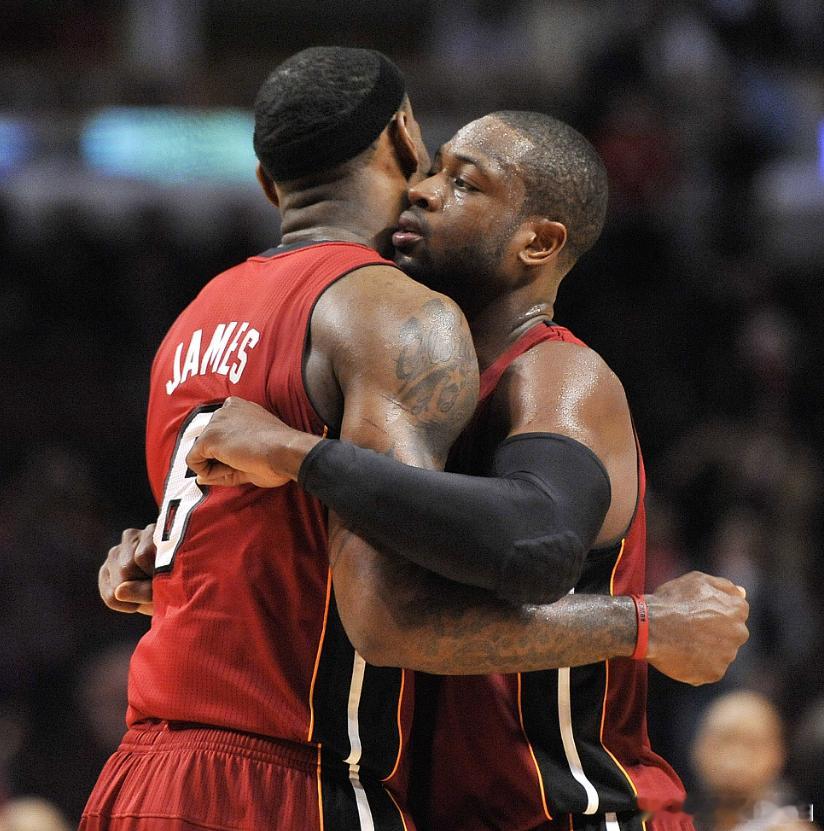 NBA名宿韦德在播客节目中表示，比较乔丹和詹姆斯是毫无意义的一件事。韦德表示：“