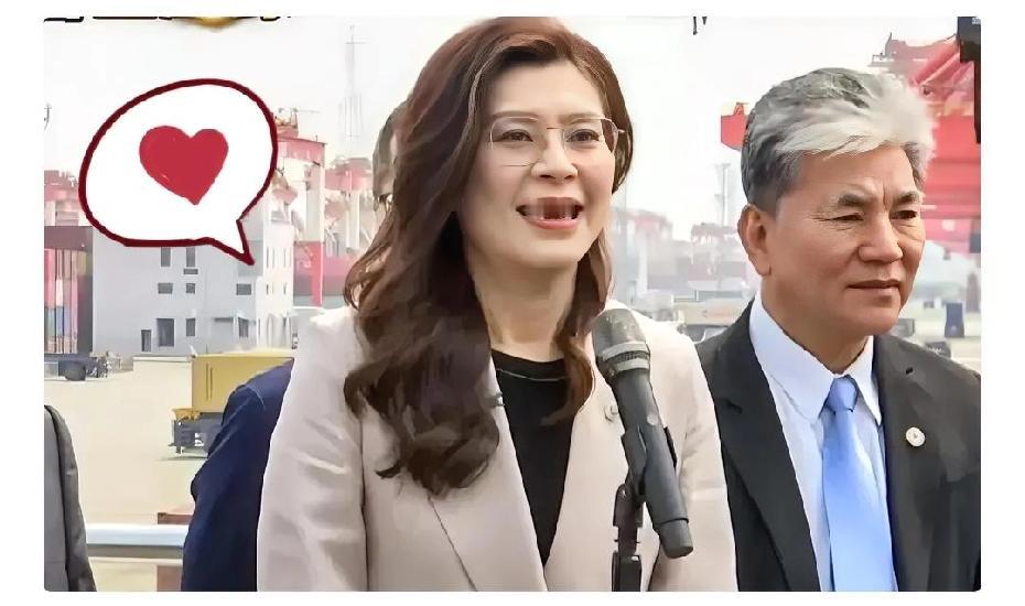 郑丽文4月9号真去了洋山港。她没喊口号，也没念稿，就站在四期自动化码头边看了很久