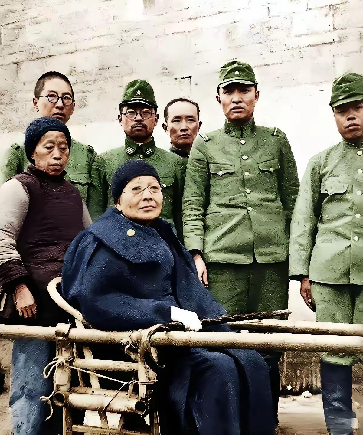 1942年，汉奸汪精卫的亲姐姐汪兆娥，裹着厚棉袍得意地坐在人力滑杆上，一群日军毕