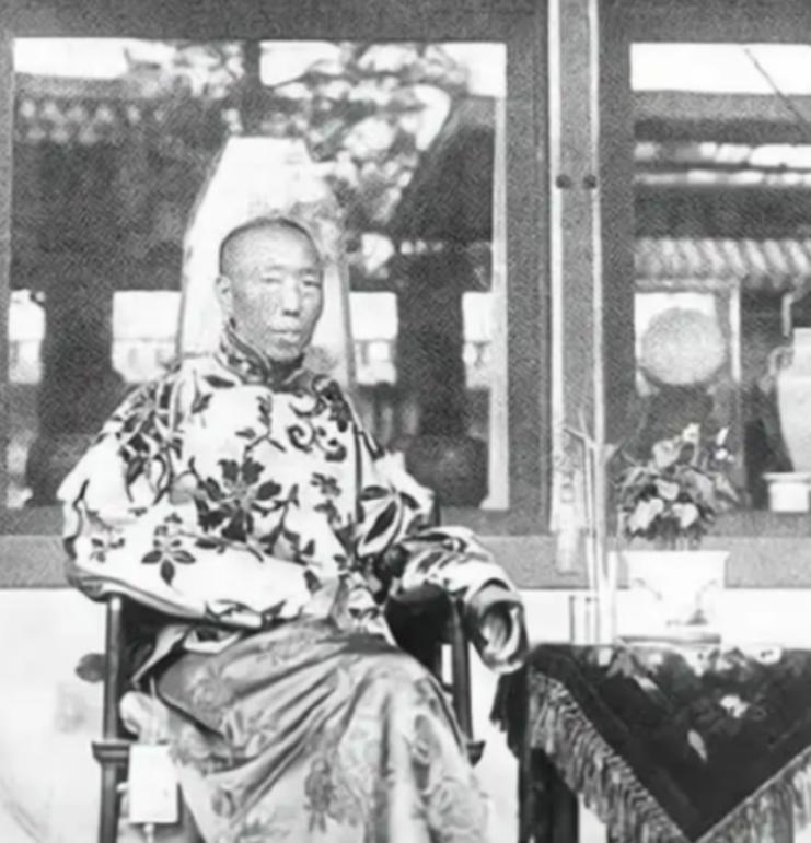 1908 年，慈禧太后死后，李莲英便失去了最大的靠山，为慈禧守孝 100 天后，