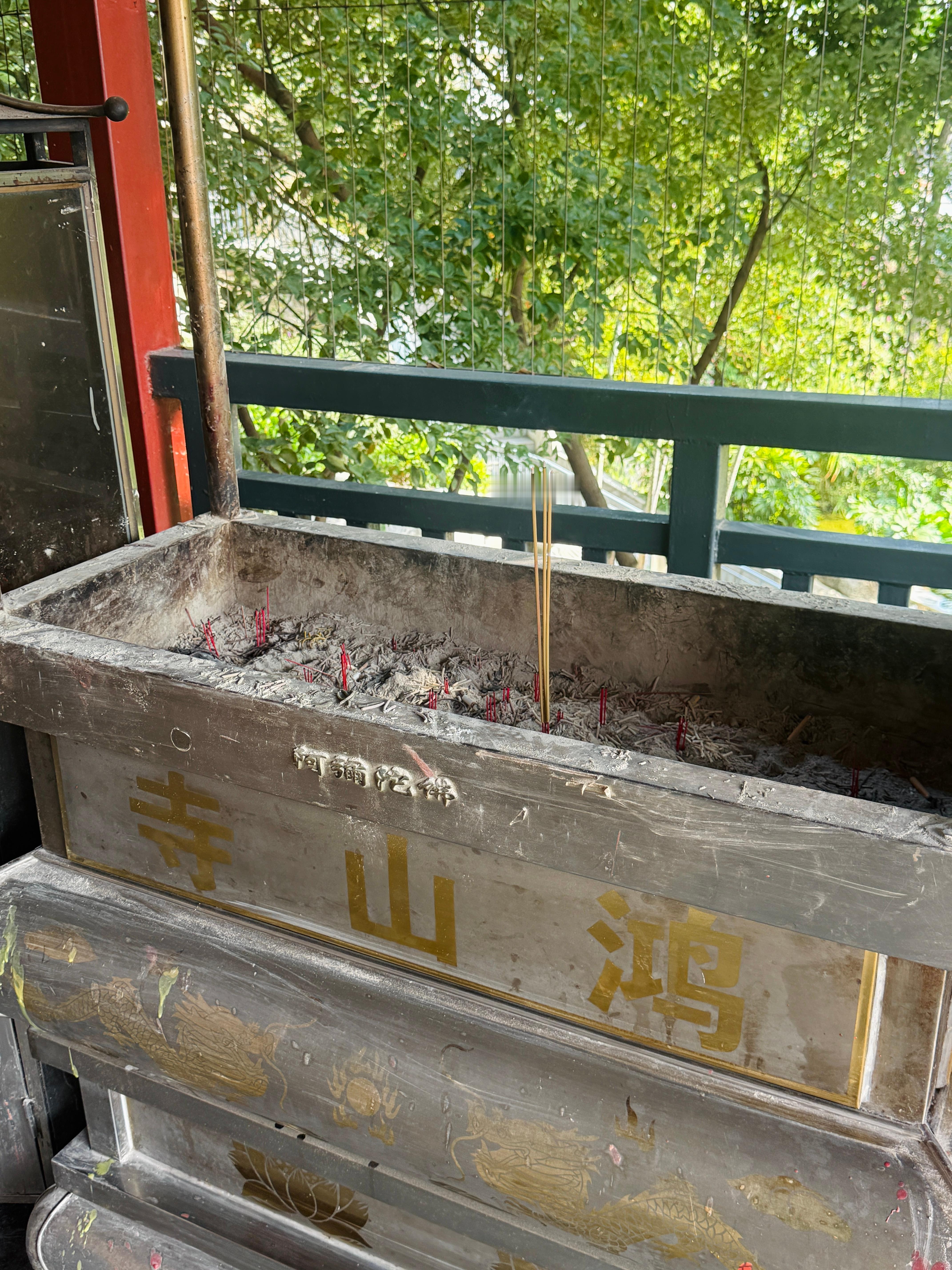 在上班之前先来上个香. 厦门·鸿山寺