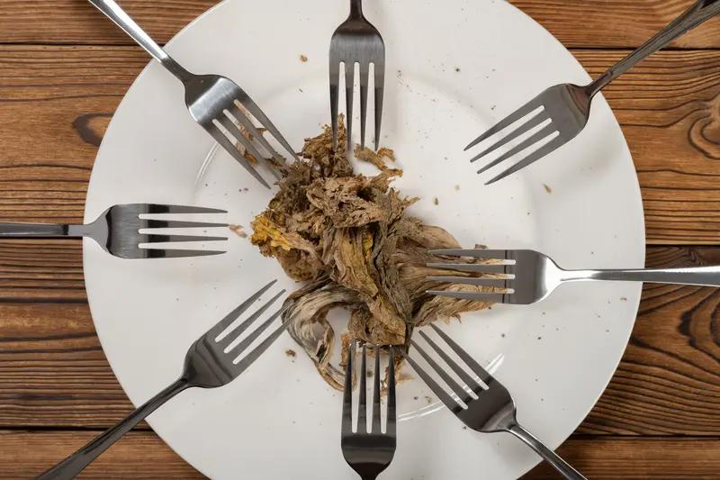 春节时“剩菜循环”常见，可有些剩菜是“高危分子”，宁可倒掉也别吃。
首推剩凉菜，