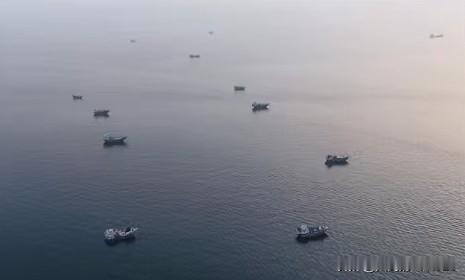 霍尔木兹海峡船只再遭伊朗袭击，美国宣布，对伊朗发动打击行动，伊朗多地爆炸。美战争