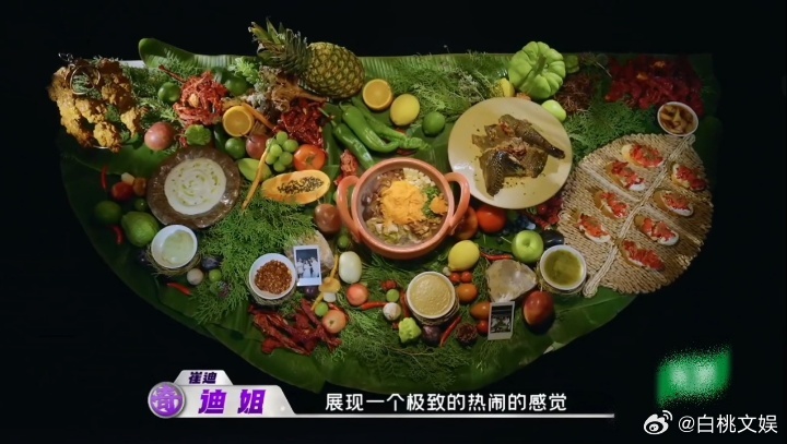 看陈赫吃完一块还舔舔手指，马頔在旁边嫌弃：“你那点素质呢？”陈赫理直气壮：“五哈