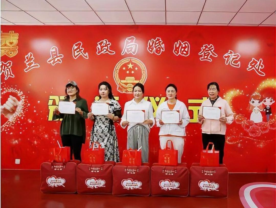 农村彩礼越要越高，到底何时是个头？2026年中央一号文件给出了新方向，整治农村彩