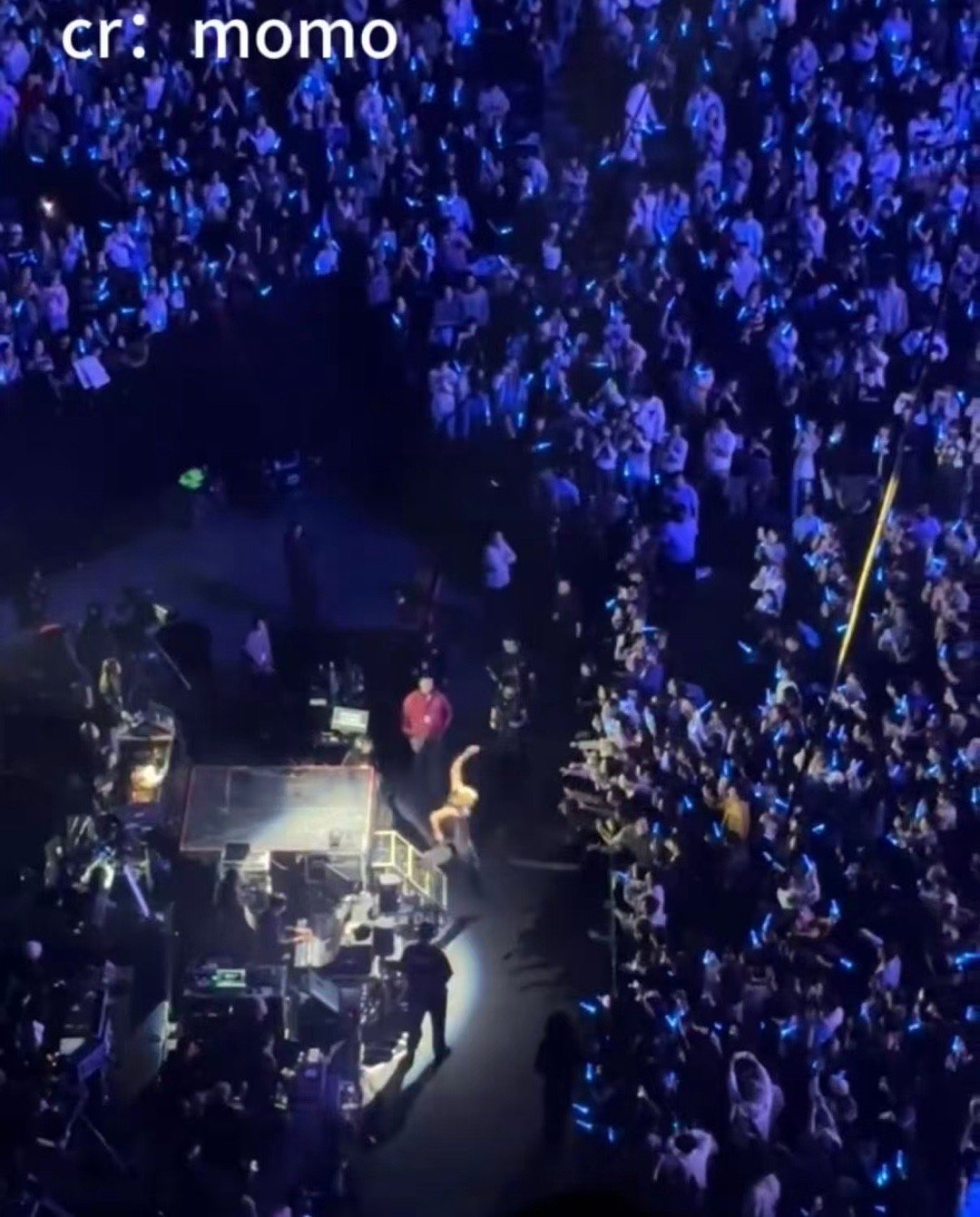 陶喆给自己摔笑场了 陶式摔跤四部曲：被绊→踉跄→稳住→爆笑。用笑声把舞台小插曲变