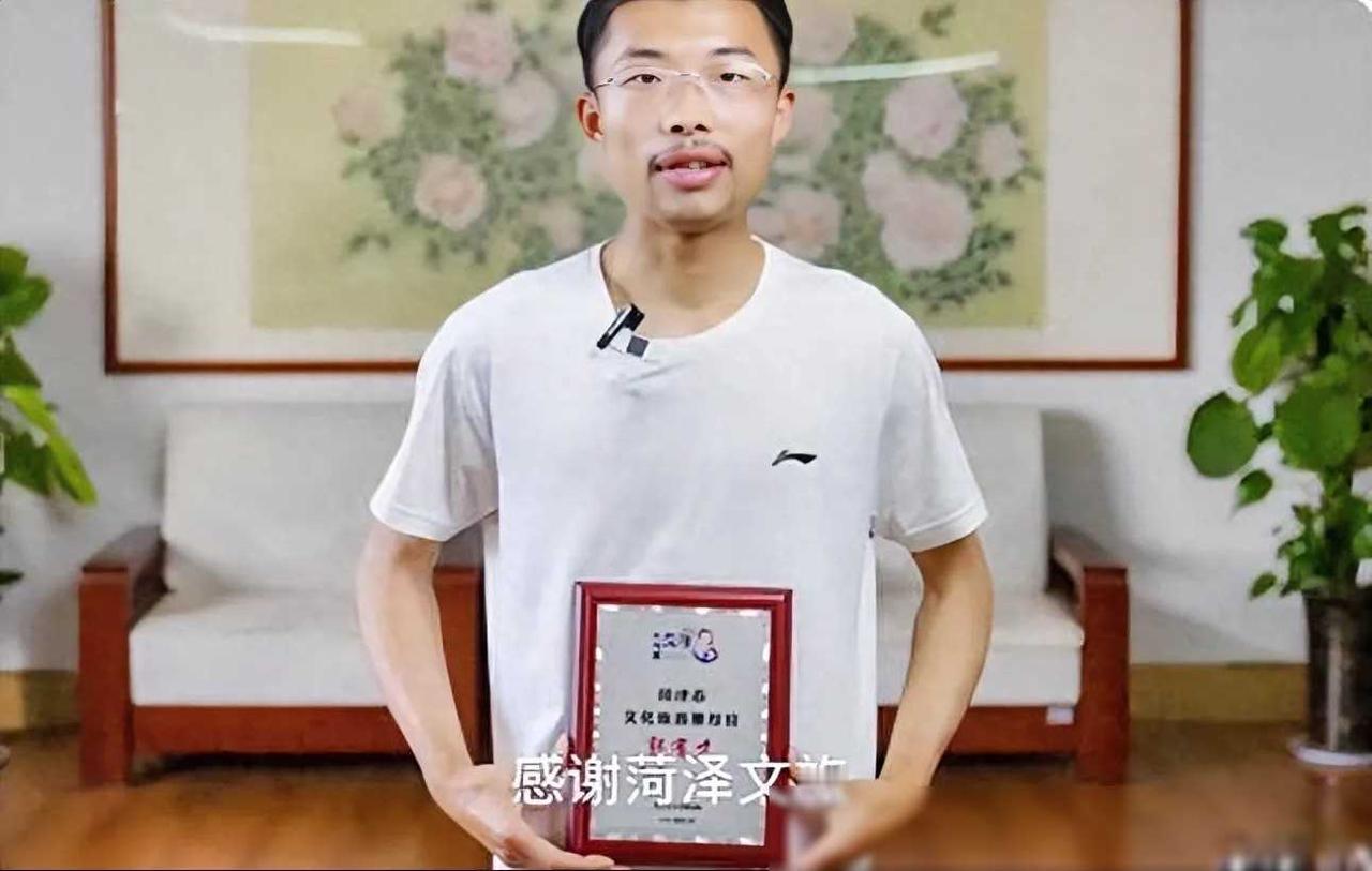 近日，#北大破格录取网红郭有才#的话题引发了社会各界的热议。在这个信息爆炸的时代