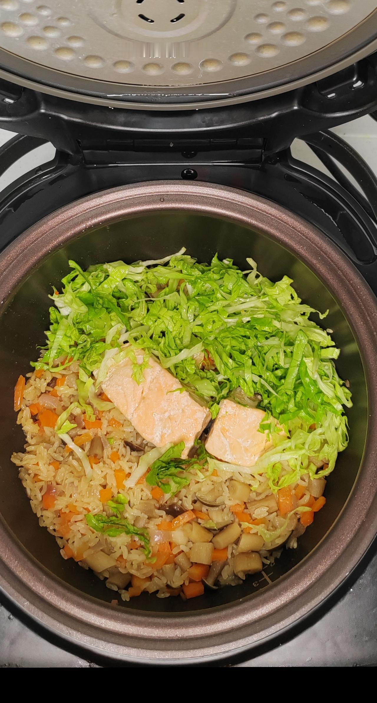 🍚电饭煲版三文鱼焖饭，低卡减脂还巨香！1️⃣备料：米淘洗干净，洋葱、胡萝卜、菌