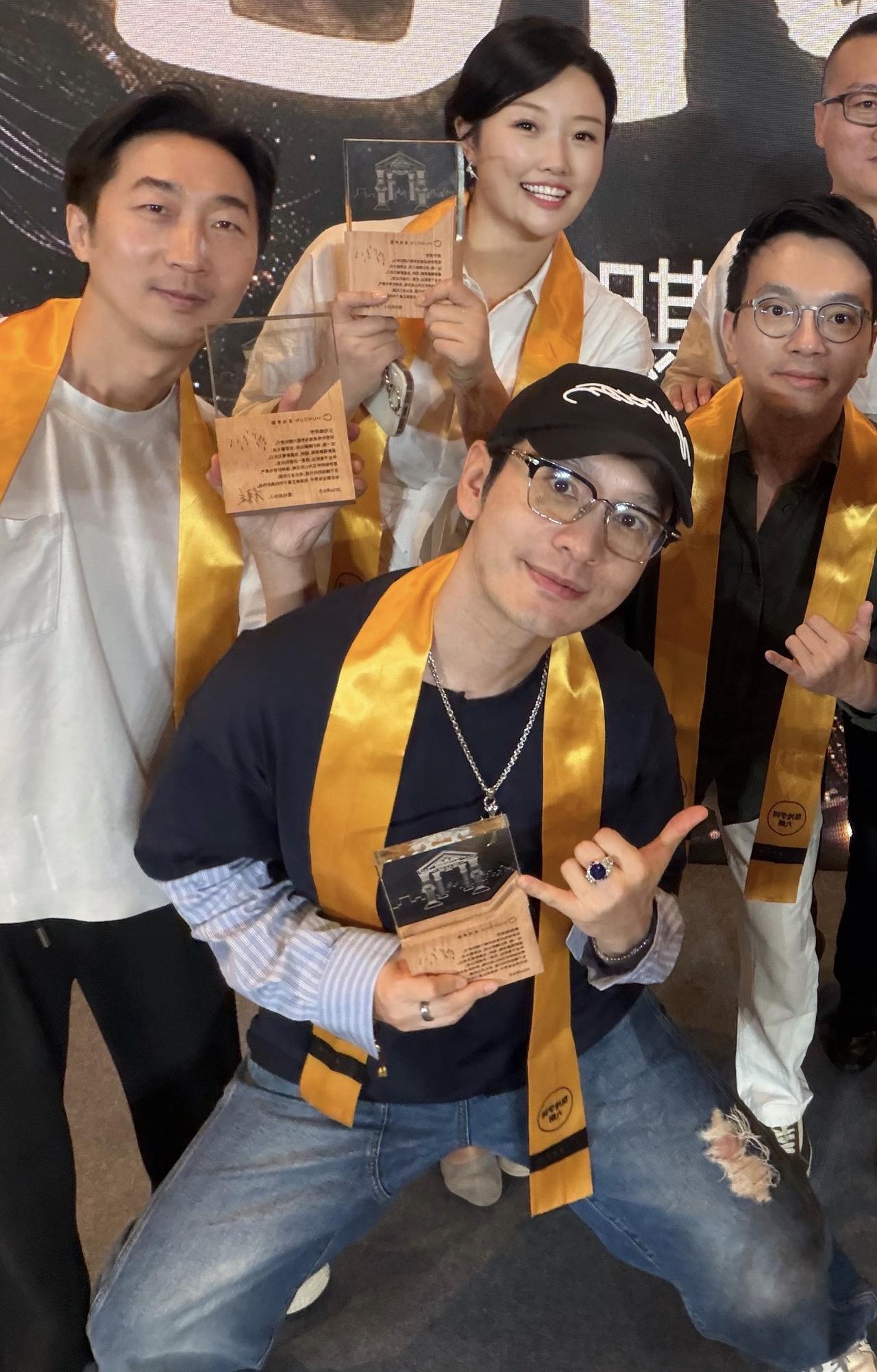 48岁黄晓明又去进修了，参加混沌大学培训结识人脉，毕业典礼照片曝光，刚拿到毕业证