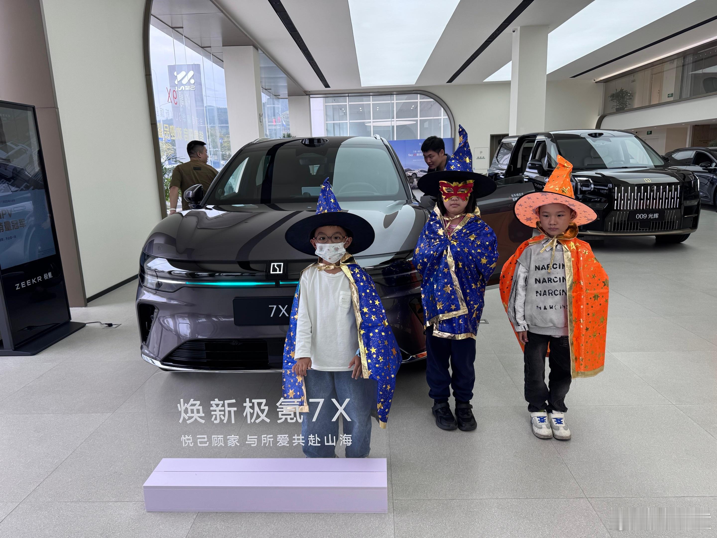 焕新极氪7X开启预售全家都满意的豪华SUV这个周末，极氪门店现场火爆到让人误以为