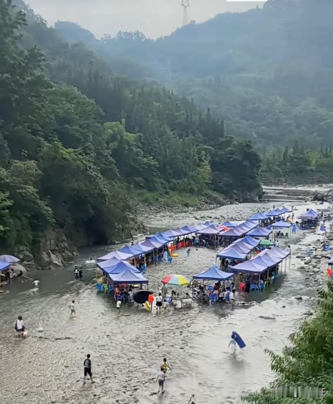有些人，特别喜欢这样的山涧溪流活动，实质非常危险。
      网上很多下面这样
