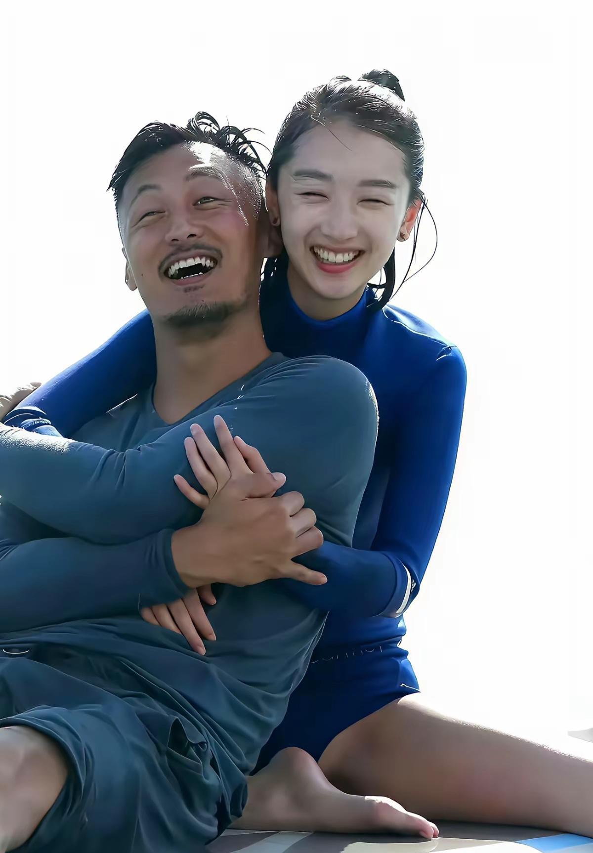 她拍吻戏前猛灌半瓶红酒，导演喊卡后蹲在墙角吐了。
那是《喜欢你》片场，周冬雨把金