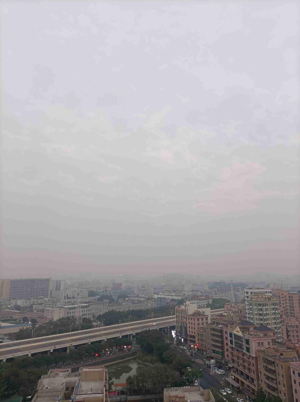 我的今日状态：😁轻松愉快
我这里的天气：🌤️多云:深圳今日小雨转多云，温度1