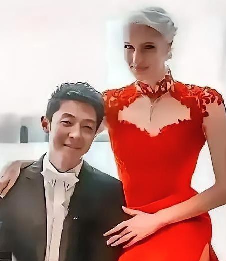 八年前，身价过亿的富家千金坚决要嫁给主持人，为此甚至和家里闹翻了。如今这些年过去