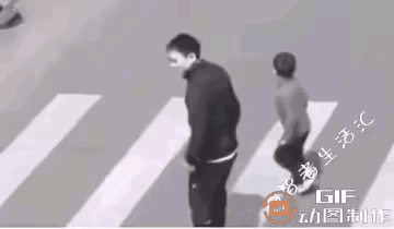 路口等红灯亲眼看见惊险一幕，一个小男孩只顾往前冲，没看来往车辆，直直朝着行驶的小