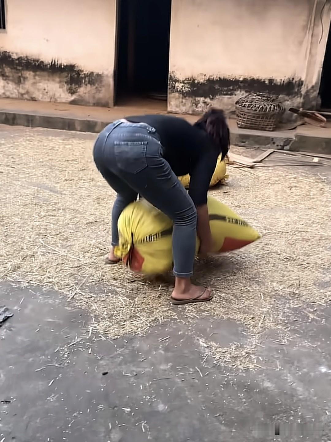 这一袋子麦子有多少斤？能猜的出她平时干什么工作的吗？