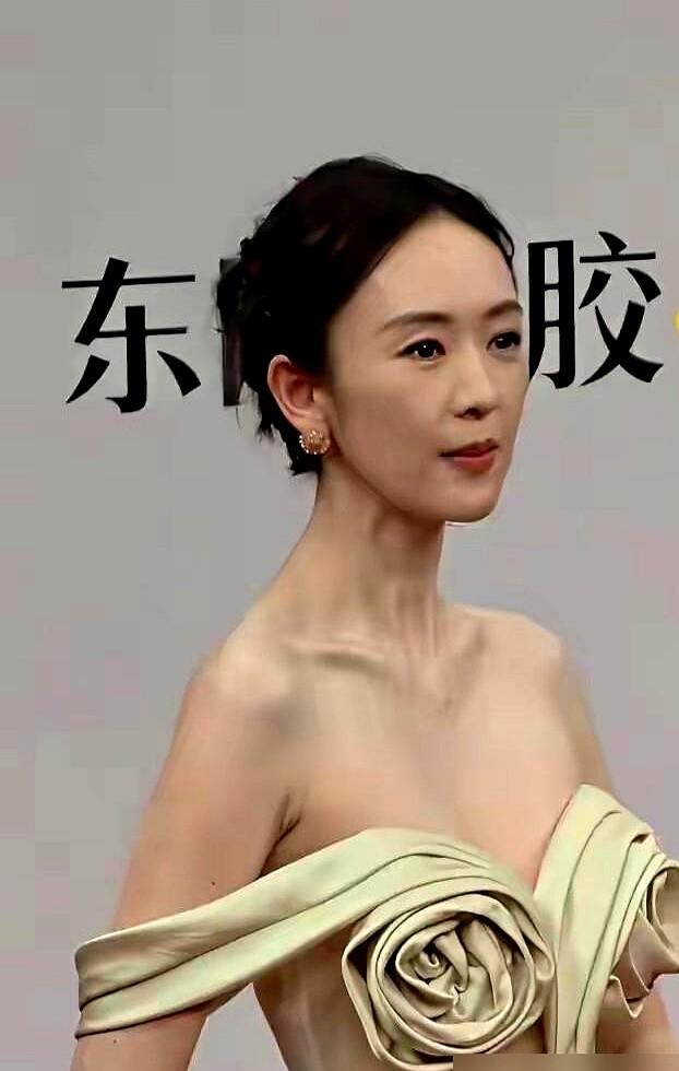 百万高定也救不了的造型，问题到底出在哪？

童瑶穿黎巴嫩设计师定制的红黑礼服，本