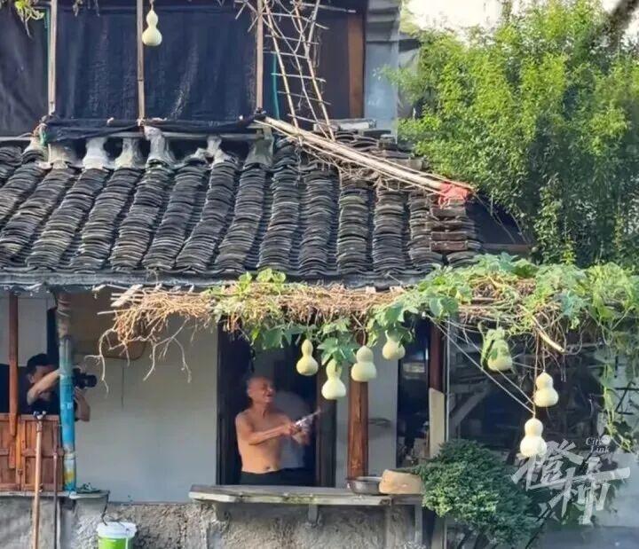 别人蹭流量往死里蹭！他倒好，连夜把七个葫芦全剪了？
当地政府也跟着装糊涂，愣是没