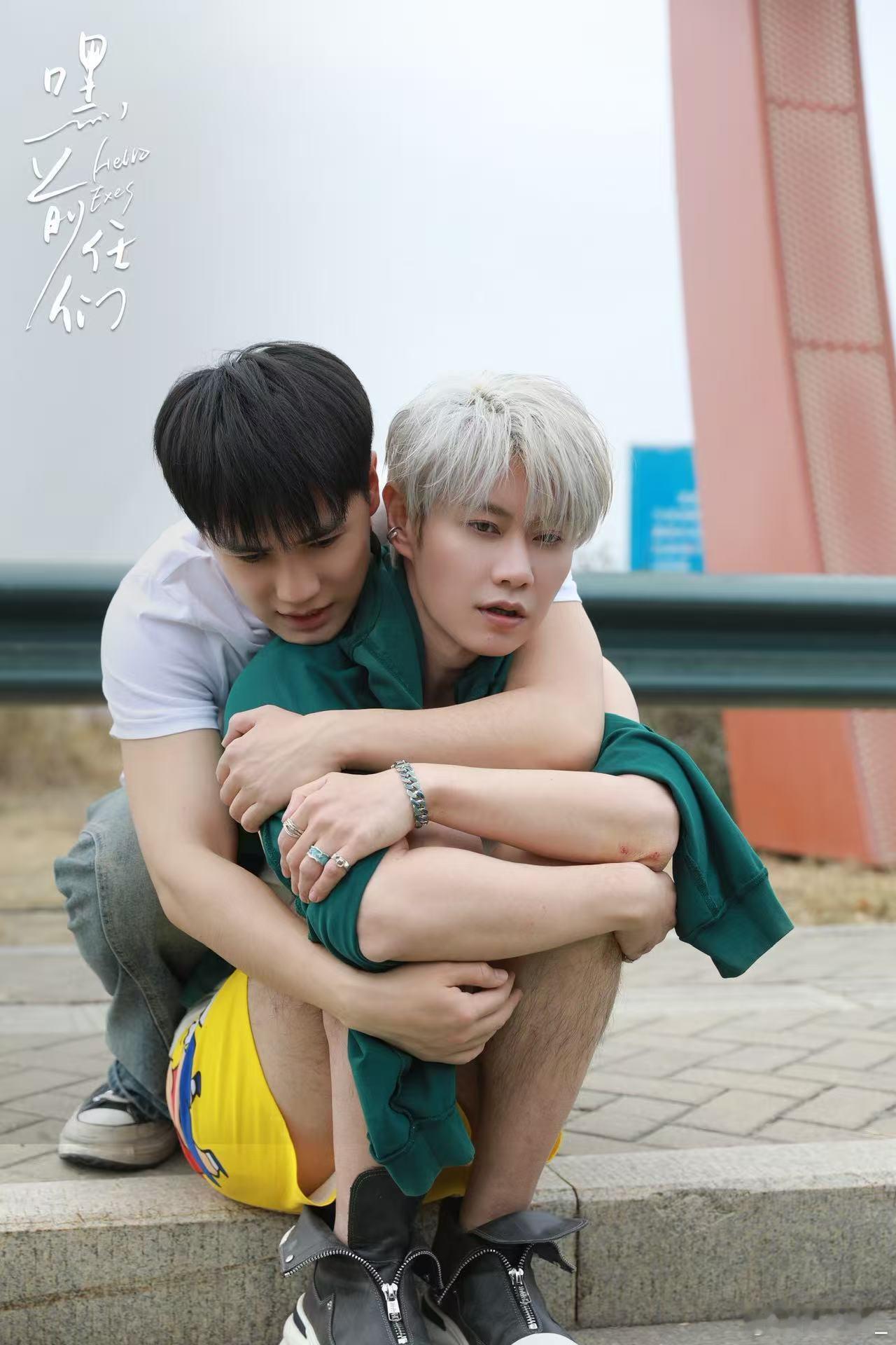 第一次见短剧开播男主先道歉日常生活感到疲惫烦闷，就来打卡赵荀的全新短剧，连环下跪