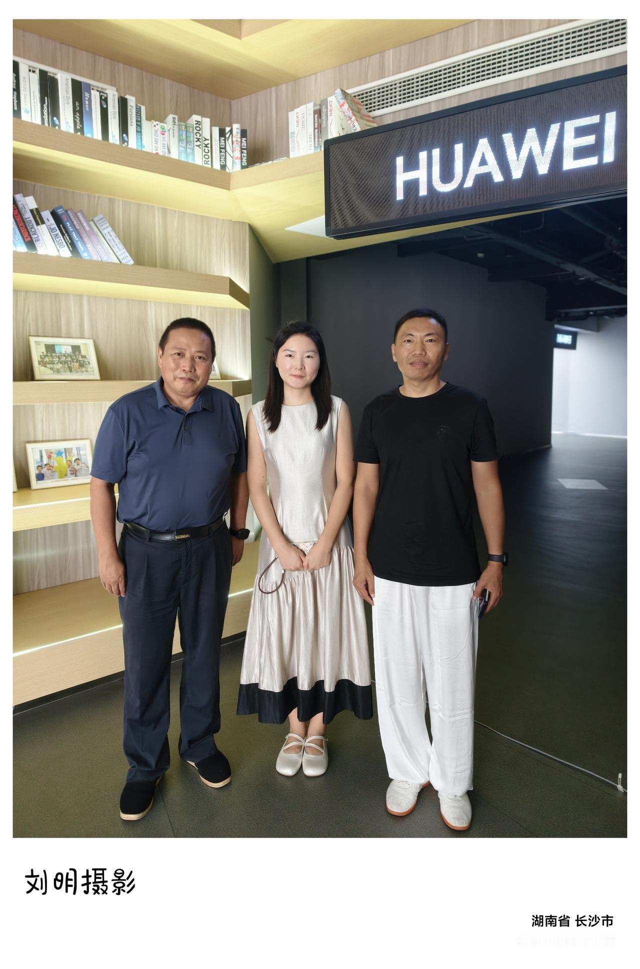 今天，文友唐兴国携女儿唐邓欣从衡阳来到长沙，中午相约在大汉金桥国际小聚。原本说好