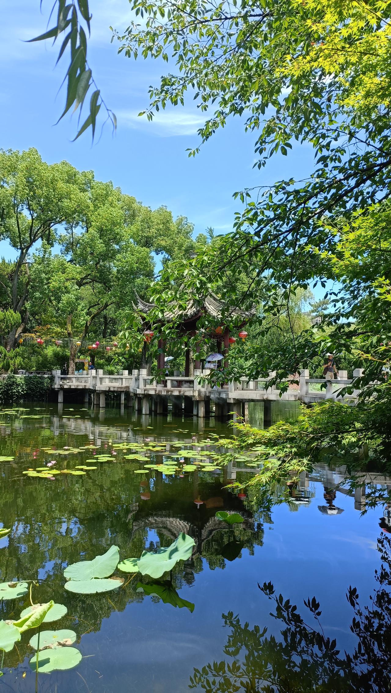 湖边小亭子，风景真不错。
上联：山门不锁云常住，
下联：湖水无弦月自弹。