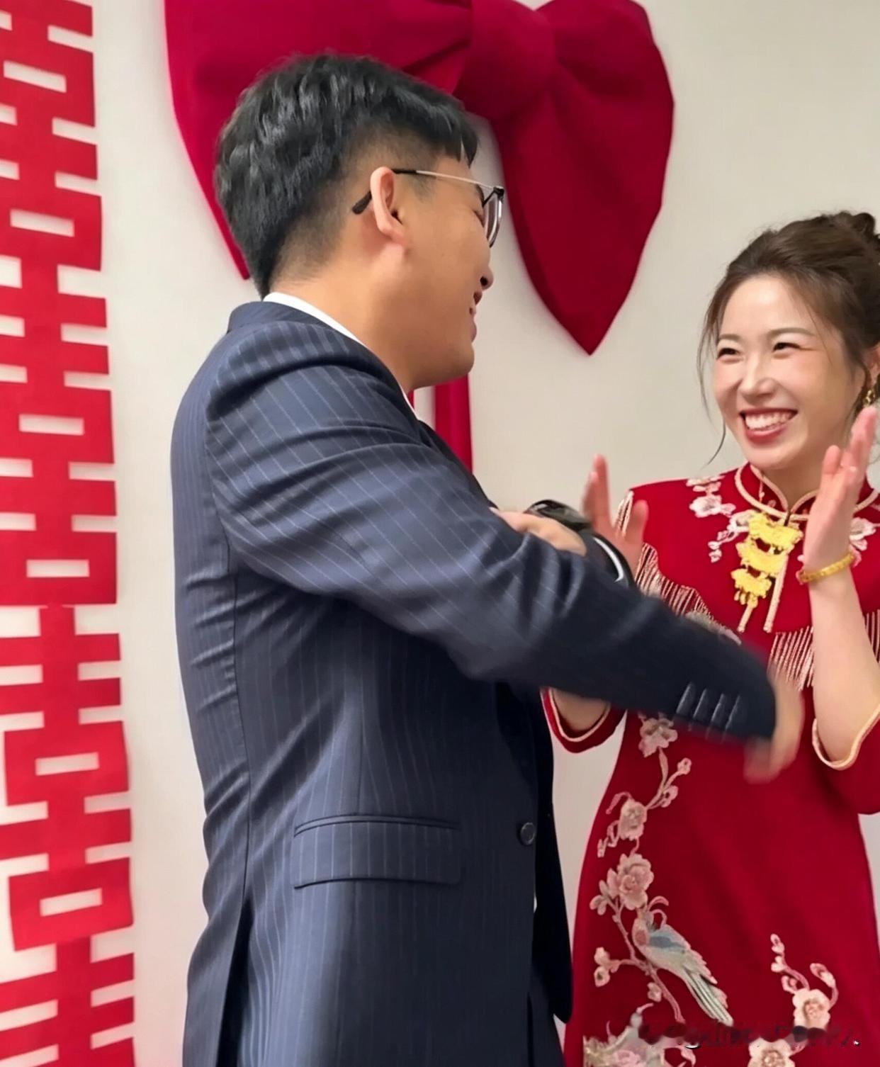 名场面刷屏！
32岁女班主任，
嫁给26岁往届学生。
婚礼现场，
老同学齐喊老师