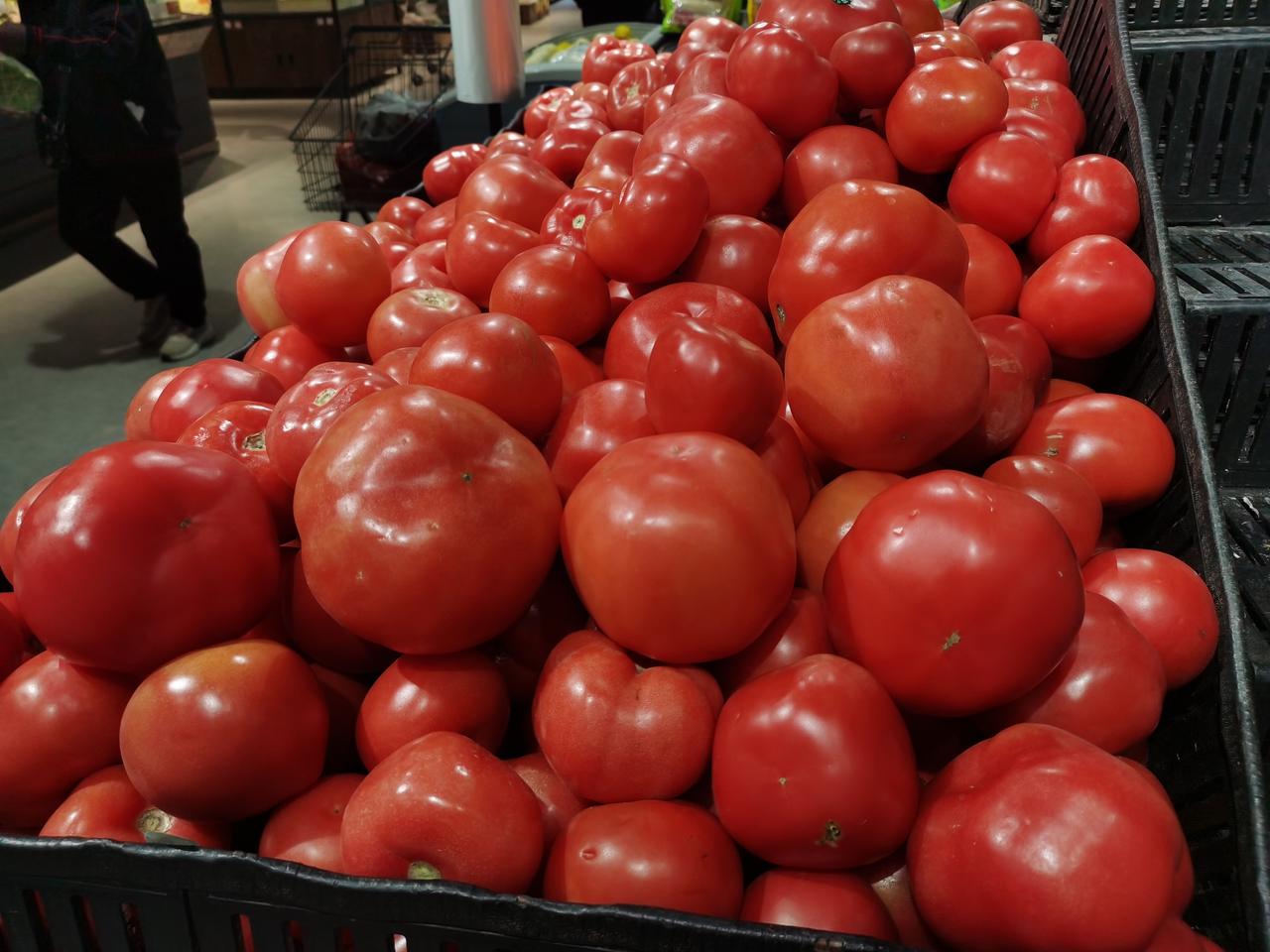 看看郑州今天的菜价又落了
刚去买蒜苔1元3毛多一斤，
大葱1元一毛一斤，
大白菜