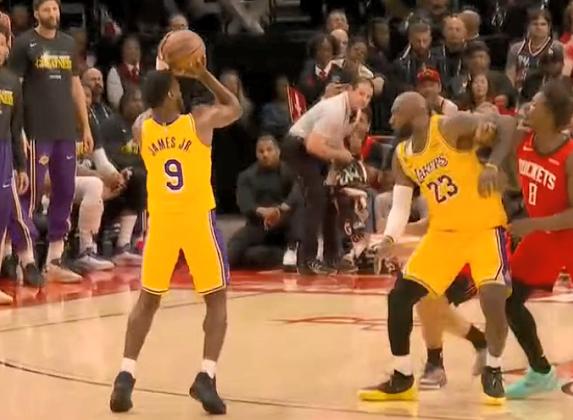 詹姆斯与布朗尼，两次父子连线！
北京时间4月25日，湖人与火箭的比赛来到第2节7