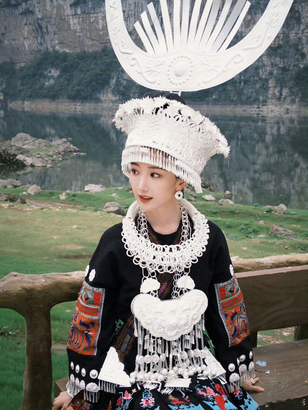 《乌蒙深处》毛晓彤苗绣传承人造型，银饰二十多斤压出红印，银冠顶部装饰吸睛，每一斤