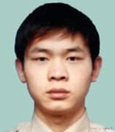 他与同伙闯入日本福冈松本真二郎家，残忍杀害一家四口并将尸体绑上杠铃沉入博多湾，女