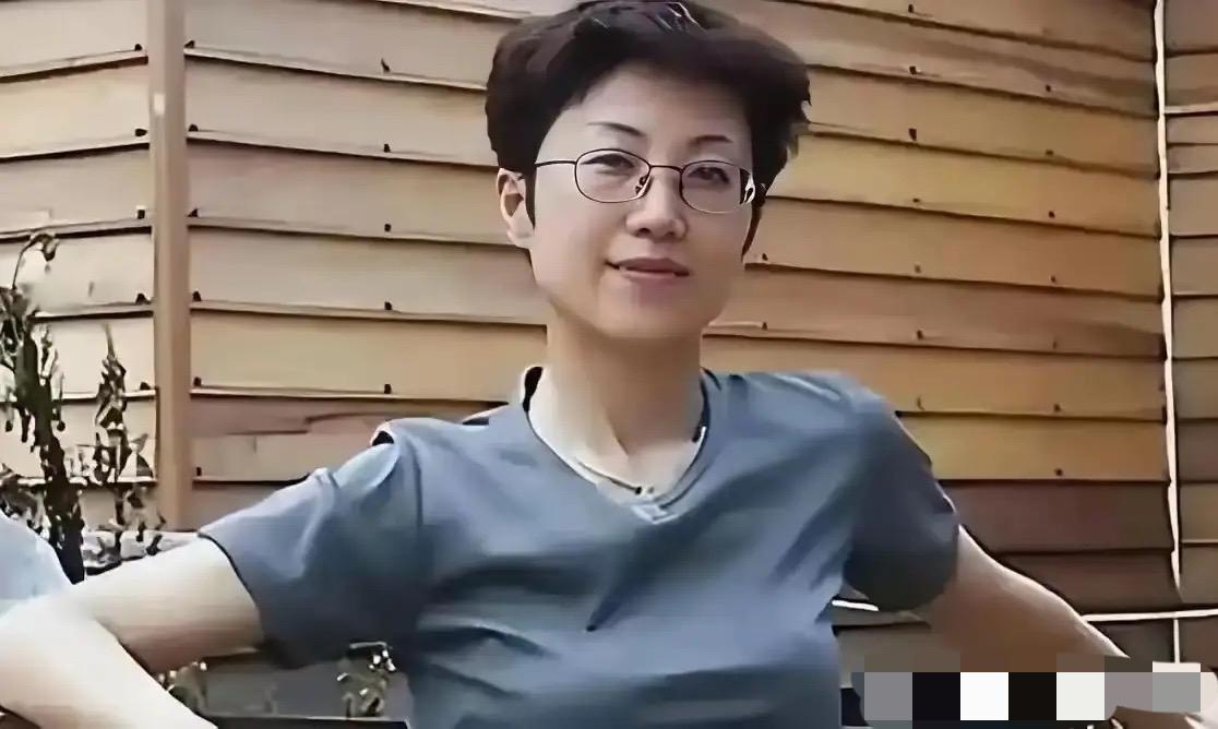2001年她持美国绿卡带着丈夫和5岁儿子回国探亲，返程在北京首都机场准备离境时，