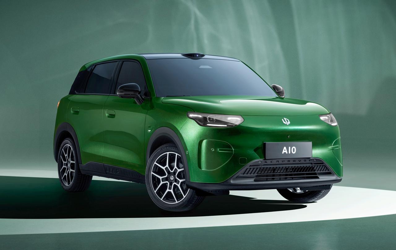 这几天，10万内小车又冒出强大选手，零跑A10和奇瑞QQ3。

零跑A10昨晚上