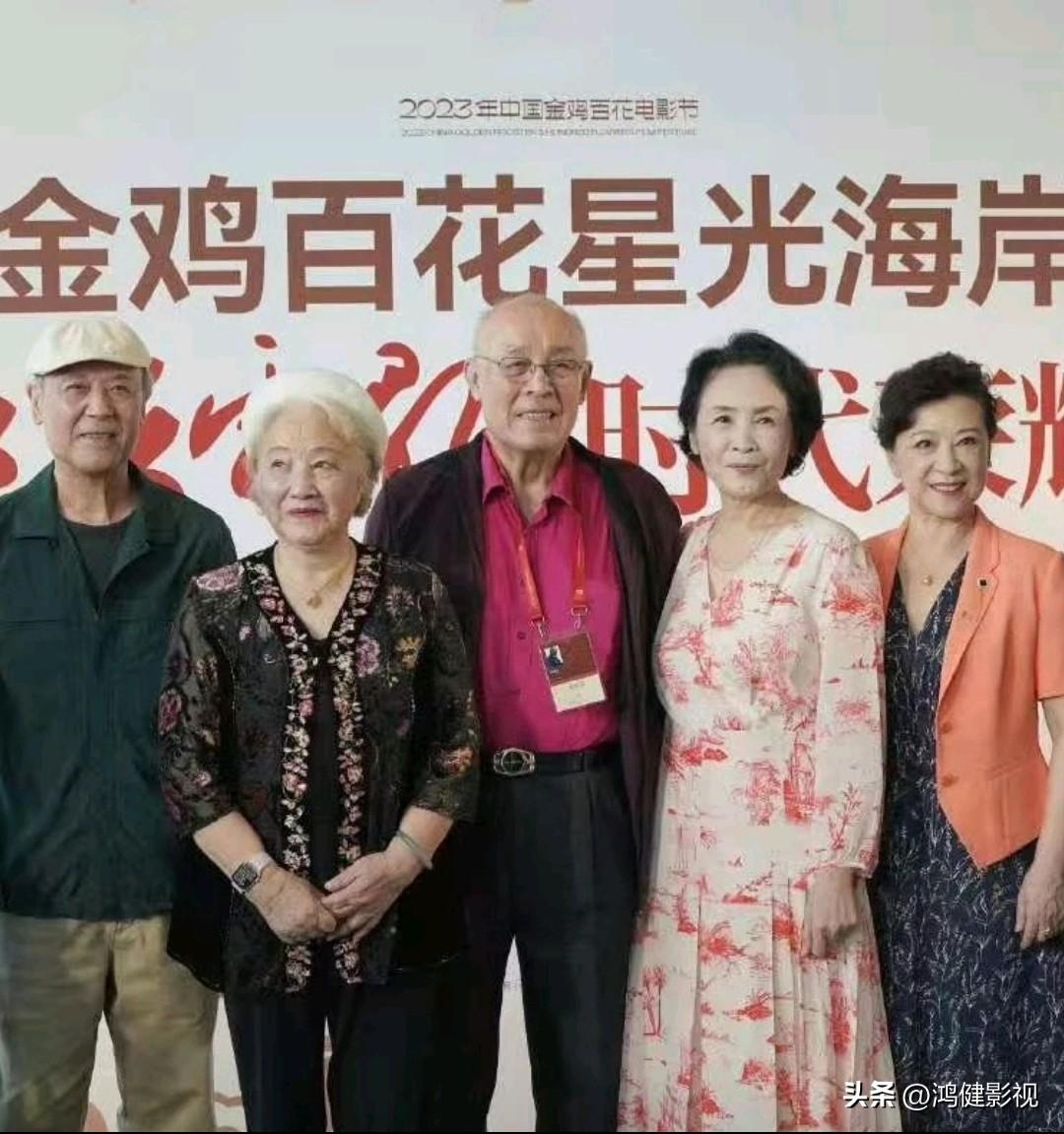 5位老艺术家合影，能认得出三个的，承认你是影迷中佼佼者！
这是老艺术家参加活动时