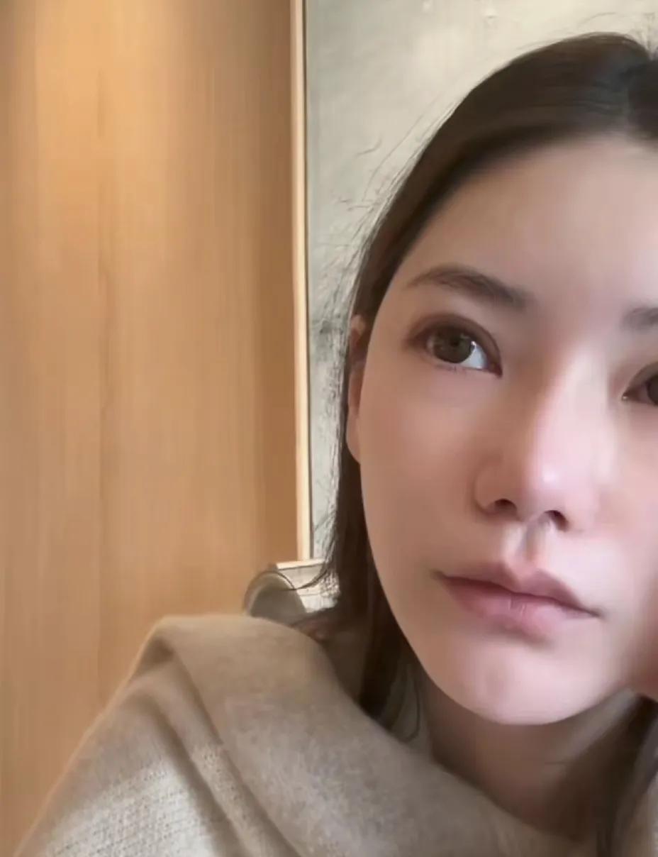 一边摇头，一边说，马筱梅上午就开播了一小会儿，又忍不住落泪了
上午刷到马筱梅开播