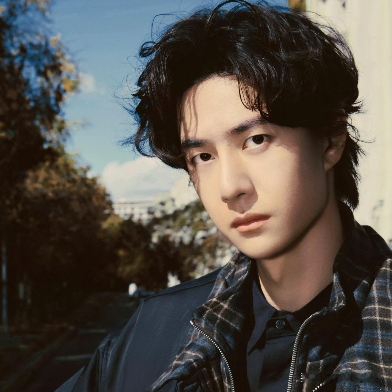 王一博作为LOEWE全球品牌代言人亮相巴黎时装周2027春夏大秀，一身黑色短款飞