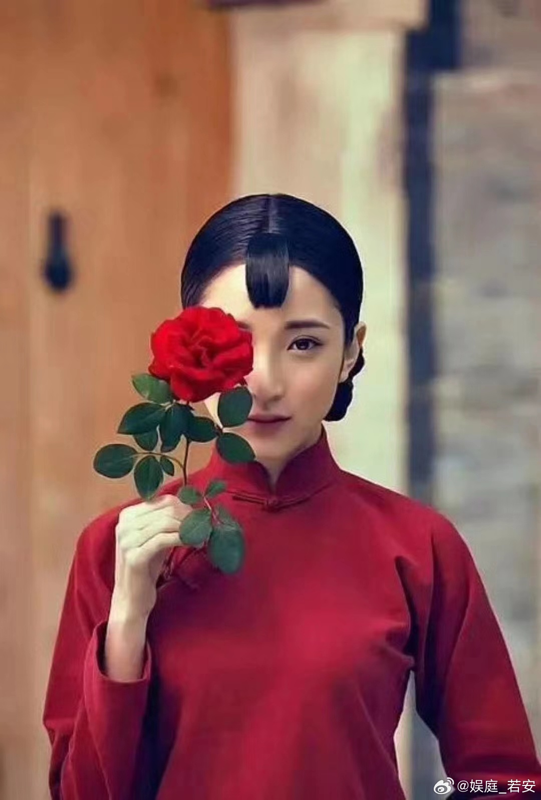 娱乐八卦💃🏻💃🏻💃🏻黄景瑜出门有怪癖，会下意识躲井盖，骑自行车都绕着