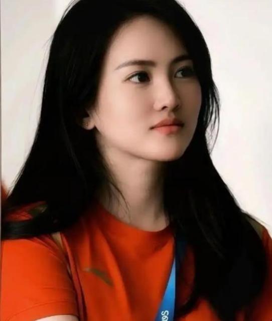 1995年的冬天，3岁的陈若琳被留在舅舅家门外，小手攥着半块发硬的饼干。

那时