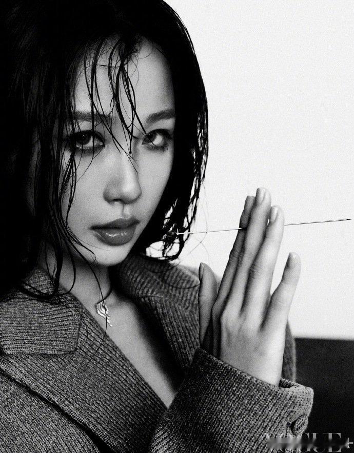 #虞书欣宝石草莓大片#湿发欣杀疯了！🖤美的太有冲击力了！虞书欣｜#虞书欣[超话