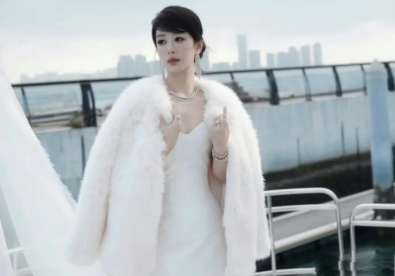 杨紫：于“假貂”中，活出真实热烈人生

杨紫一句“我穿的是假貂”，瞬间在网络上掀