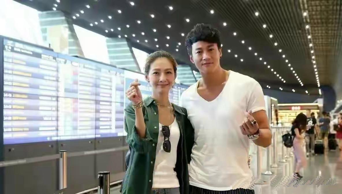 何润东和老婆合影，简单穿衣也显得特别有气质 
